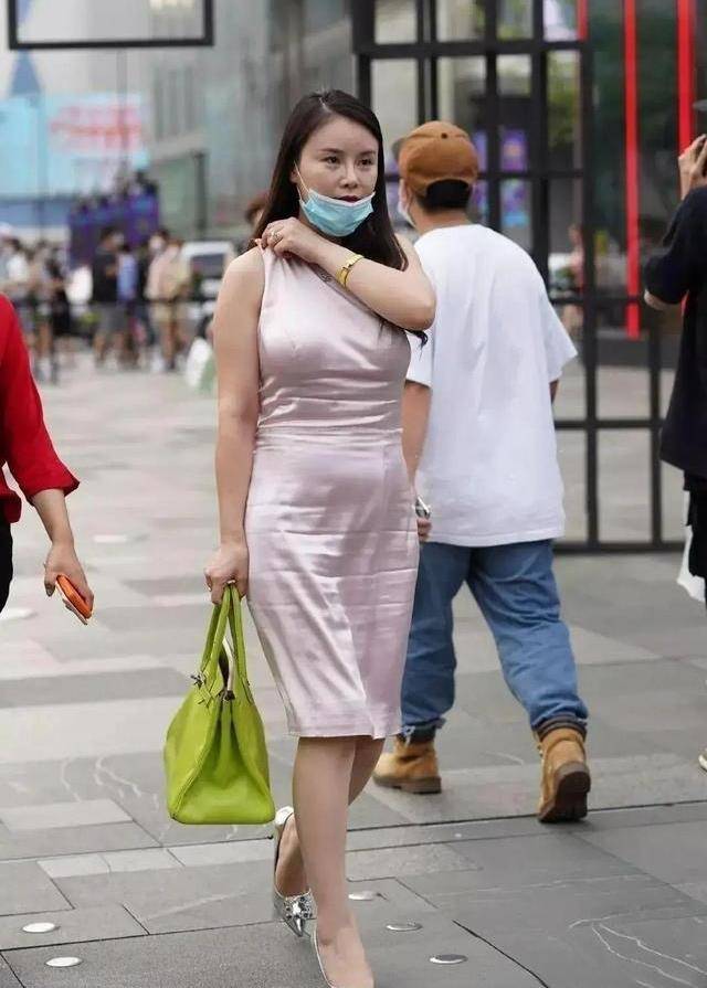 喇叭裤|轻盈飘逸的打底裤展现出出色的气质和美脚,时尚多彩