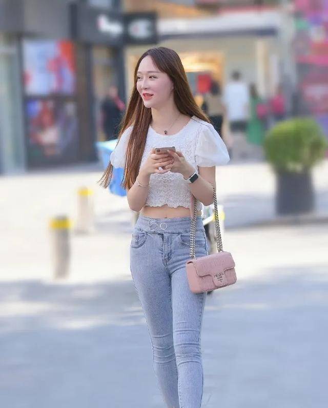 本人|美女一身职业装搭配上一双尖头的高跟鞋，突显出女性的优雅姿态