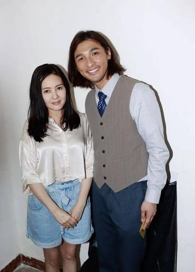 设计|李丽珍半百年纪不服老，露脐衫配短裤嫩似小姑娘，风采不输年轻时
