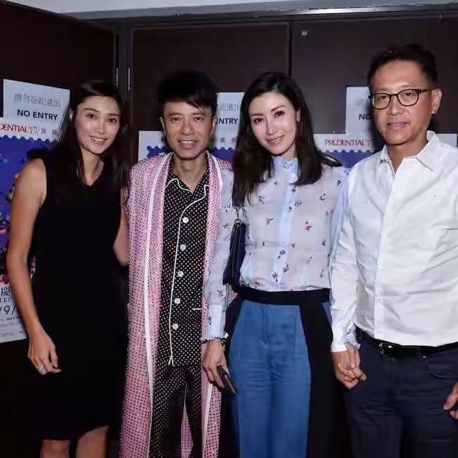 李嘉欣|李嘉欣明明是豪门阔太,却爱穿“乞丐破洞裤”,看着不像高级贵妇