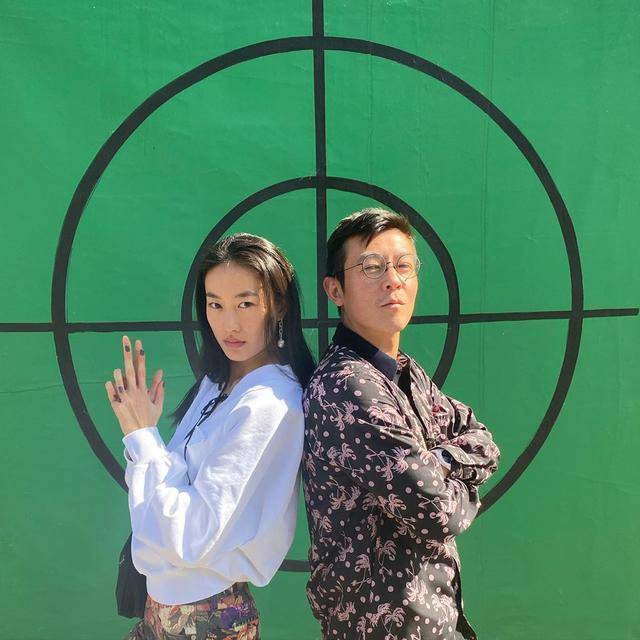 秦舒培|陈冠希实力宠妻晒合照，穿黑色印花衬衫，满脸皱纹像小老头