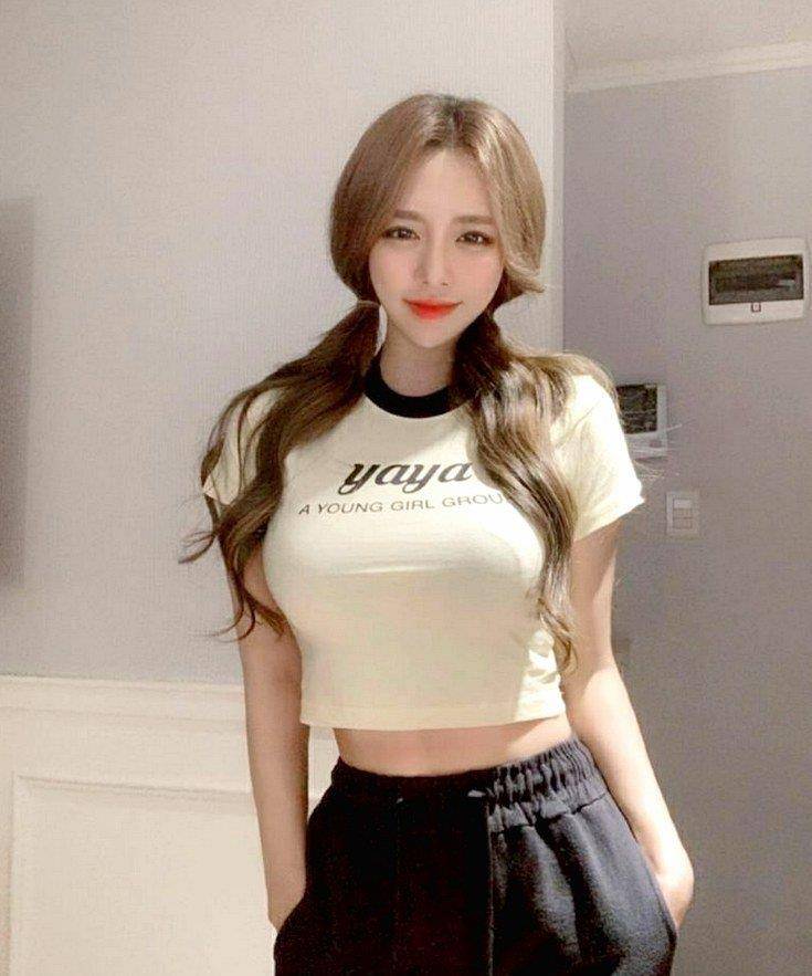 本人|美女一身职业装搭配上一双尖头的高跟鞋，突显出女性的优雅姿态