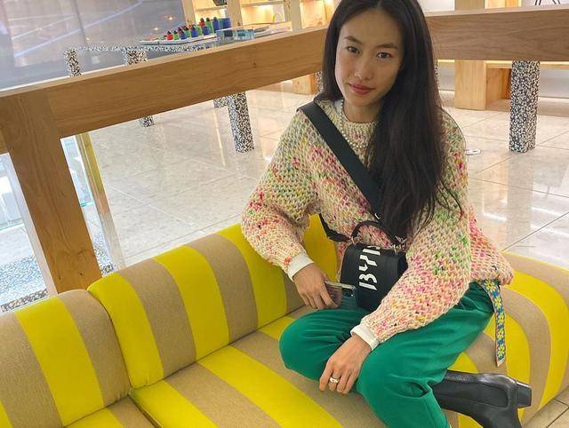 秦舒培|陈冠希实力宠妻晒合照，穿黑色印花衬衫，满脸皱纹像小老头
