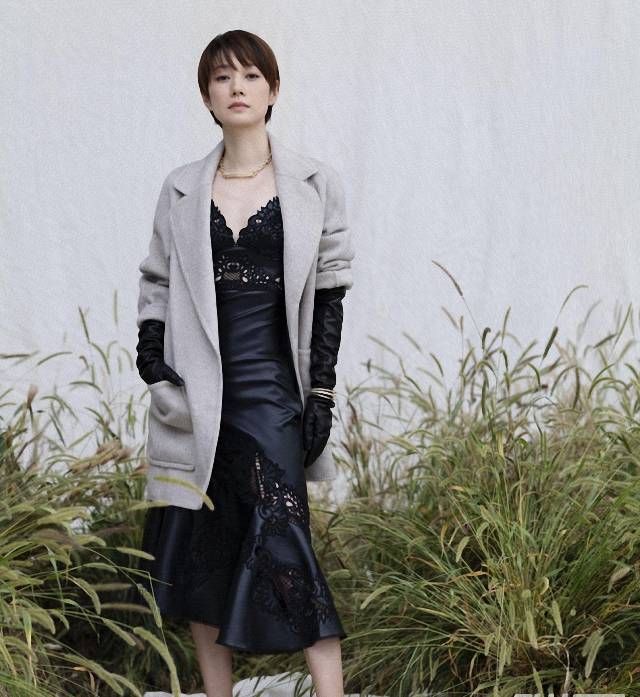 马伊琍|马伊琍时尚感开挂了，穿大号羽绒服走机场，自信的女人太有魅力