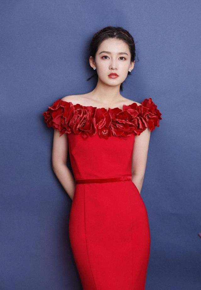 颜色|30岁李沁越来有女人味，穿红色礼裙凹造型，“蜜桃臀”也吸晴