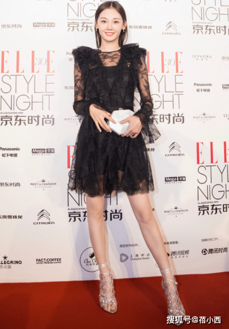 赫本|郑恺真是娶了个“美娇妻”，苗苗穿白色现“赫本式优雅”，太漂亮