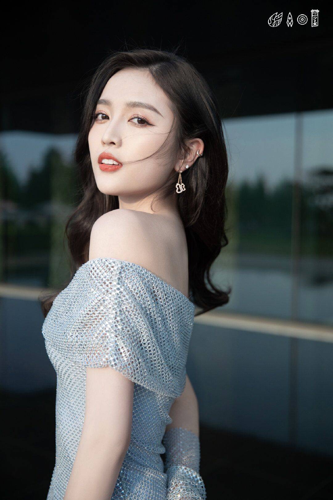 火箭少女|火箭少女吴宣仪私服曝光，抹胸针织裙搭配披肩长发，身姿优雅时尚