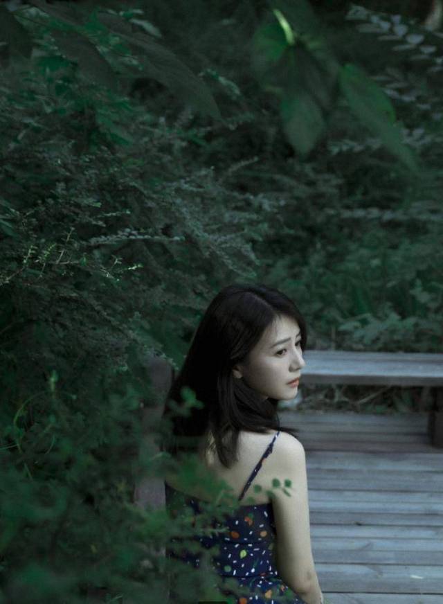 吊带|高圆圆瘦了以后好美，穿吊带连衣裙配披肩发，国民“女神”回归了