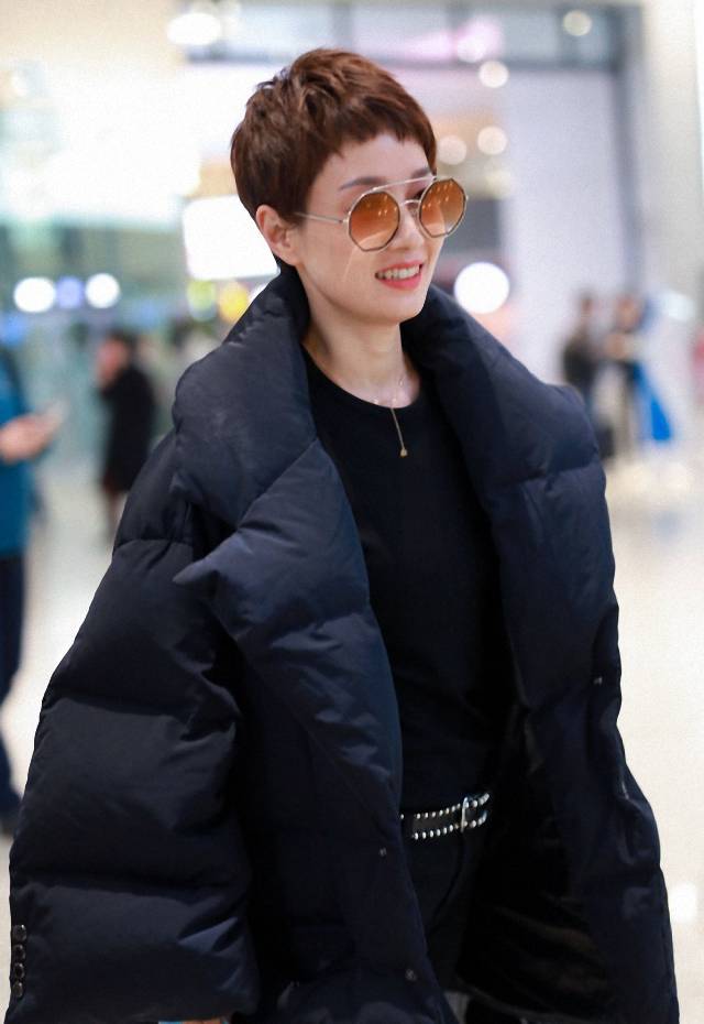 马伊琍|马伊琍时尚感开挂了，穿大号羽绒服走机场，自信的女人太有魅力
