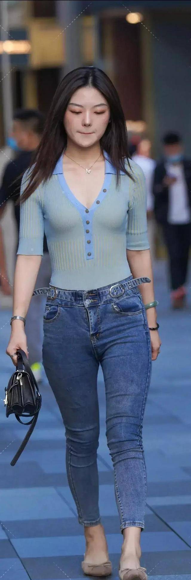 个性|逛街的打底裤美女，日常着装的风格显得个性又有型，走在街头