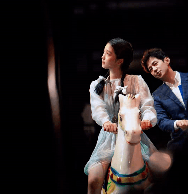马尾|15岁多多比妈妈会演戏！扎双马尾演话剧气质忧郁，跟孙莉越长越像