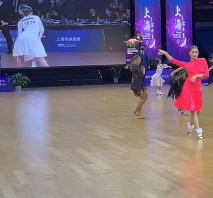 马伊琍|新女友获认可？文章疑带女友陪爱马比赛，她打扮时髦身材超性感