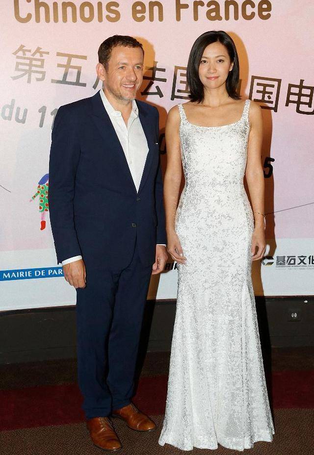 黑色|黄立行和徐静蕾出席活动，穿休闲西装配帆布鞋，又帅又痞潮范十