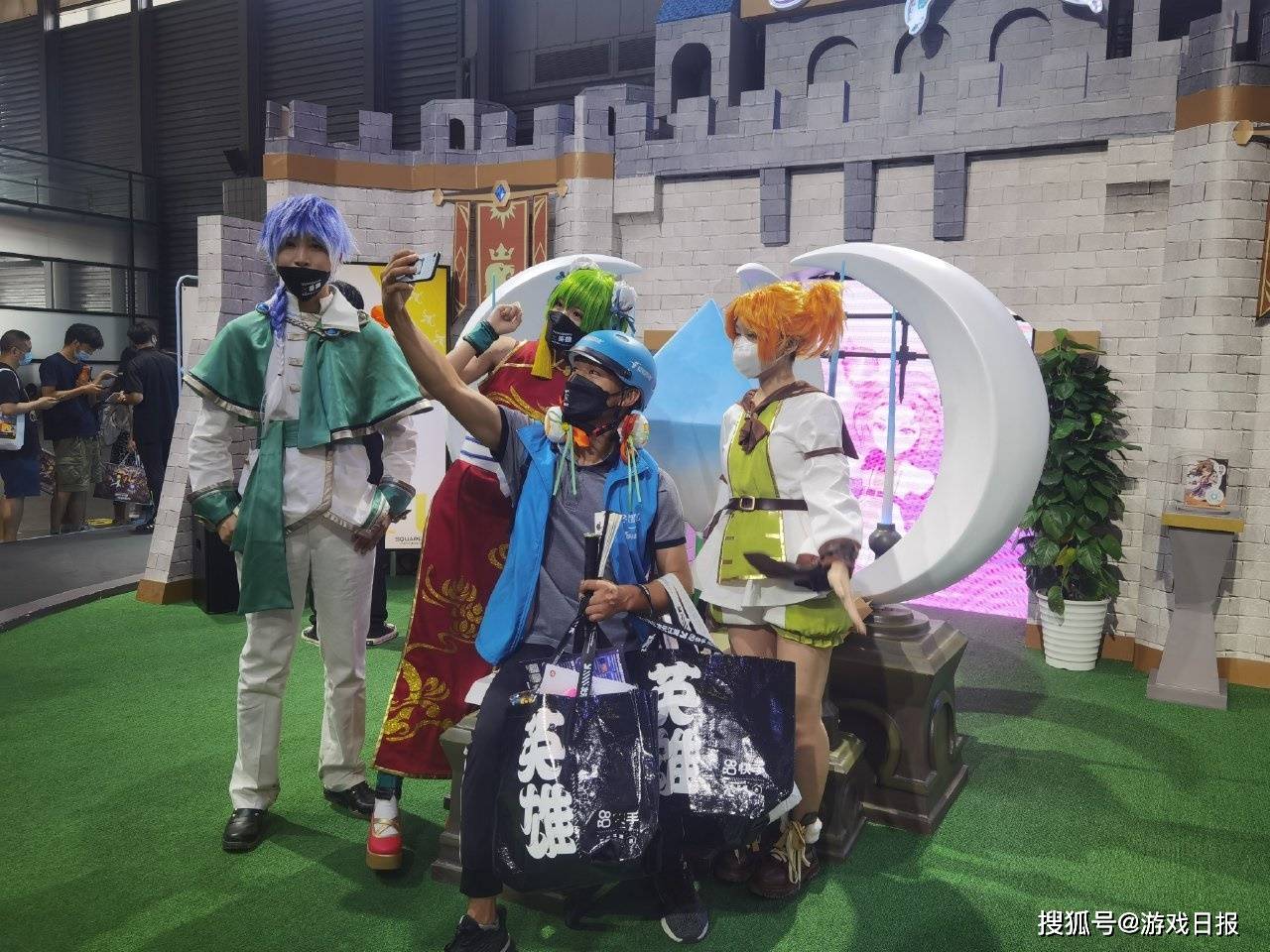 游戏|外卖小哥闯入CJ现场意外爆红！话题热度超3000万，带薪逛展太爱了