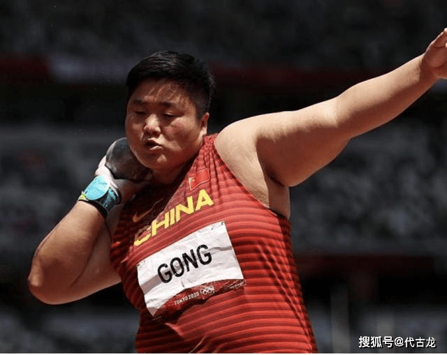 面罩|醉了！美国选手戴“毒气面罩”，拿下银牌扭臀庆祝，还瞪巩立姣