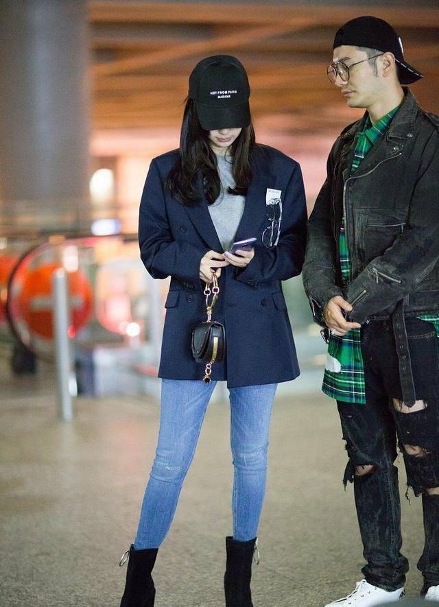 牛仔|黄晓明Baby现身机场，两人牛仔情侣装扮，真是太般配了