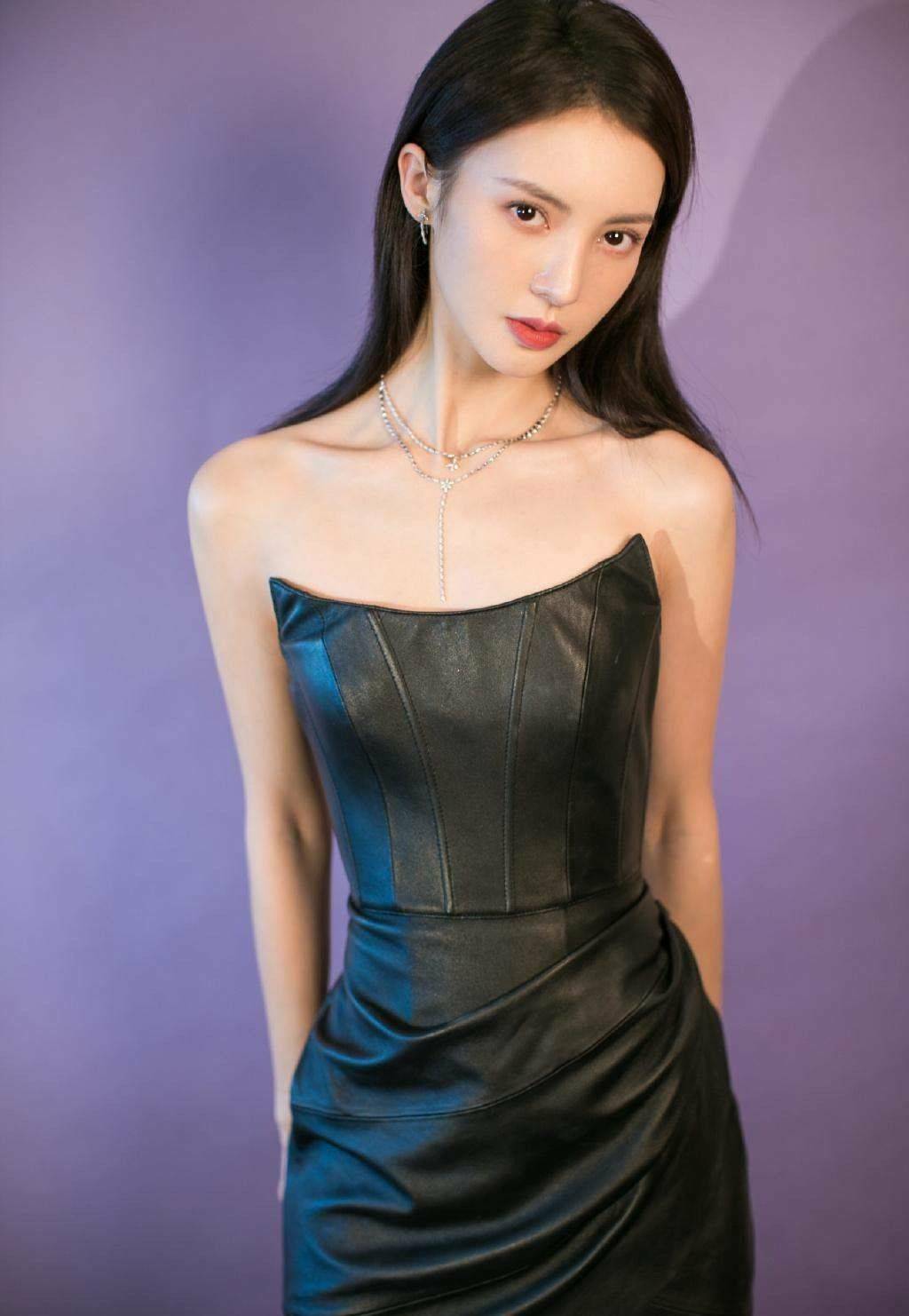 黑色|金晨舞台上真是光芒四射,露肩上衣搭配半身裙,香肩大长腿太吸睛