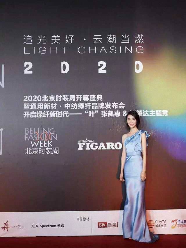 王丽云|车晓母女同框现身，吃饭一人一主食显寒酸，母女俩瞪眼表情太相似