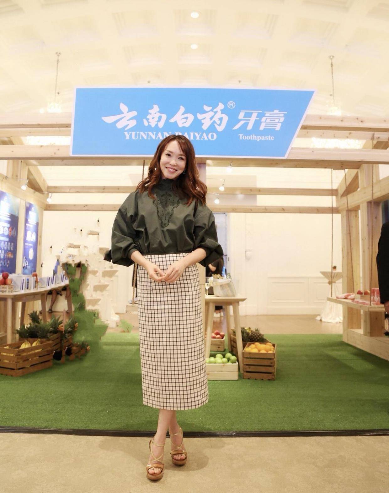 墨绿色|范文芳的原装身材就是好,泡泡袖衬衫配半身裙知性优雅,漂亮大方