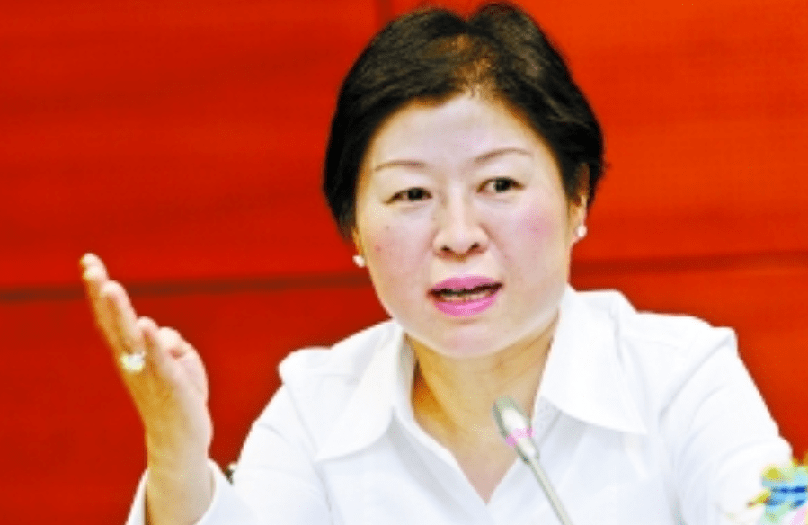女企业家张茵：靠收破烂起家，挣270亿身价，成中国第一位女首富_废纸