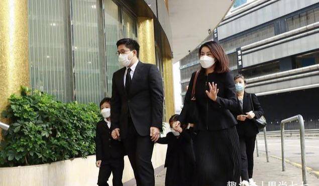 郭晶晶|郭晶晶亲妈随一家五口露面，头发花白很朴素，与婆婆朱玲玲差别大