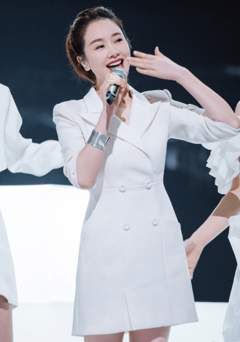 都能|左小青真的有44岁吗？西装短裤配长靴，这女团腿也太吸睛