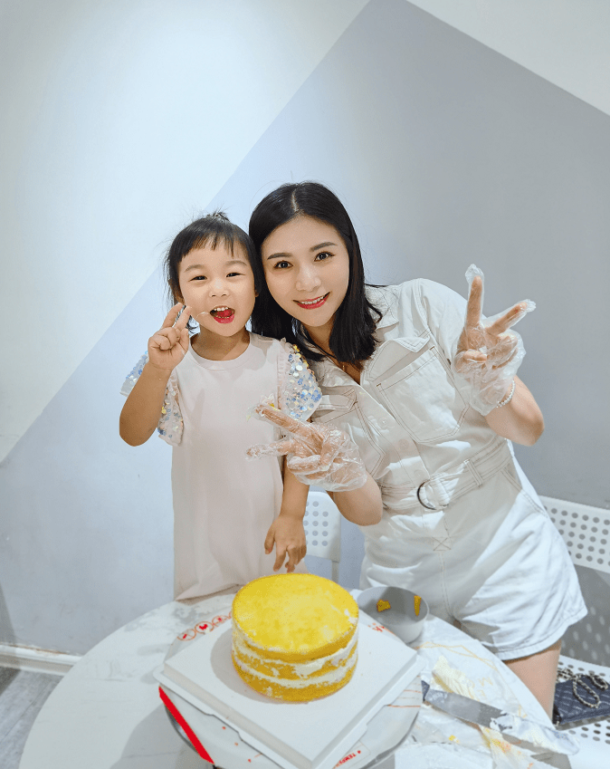 何姿|何姿的颜值完全不输给女明星，虽然已经当妈了，但仍然很有高级感