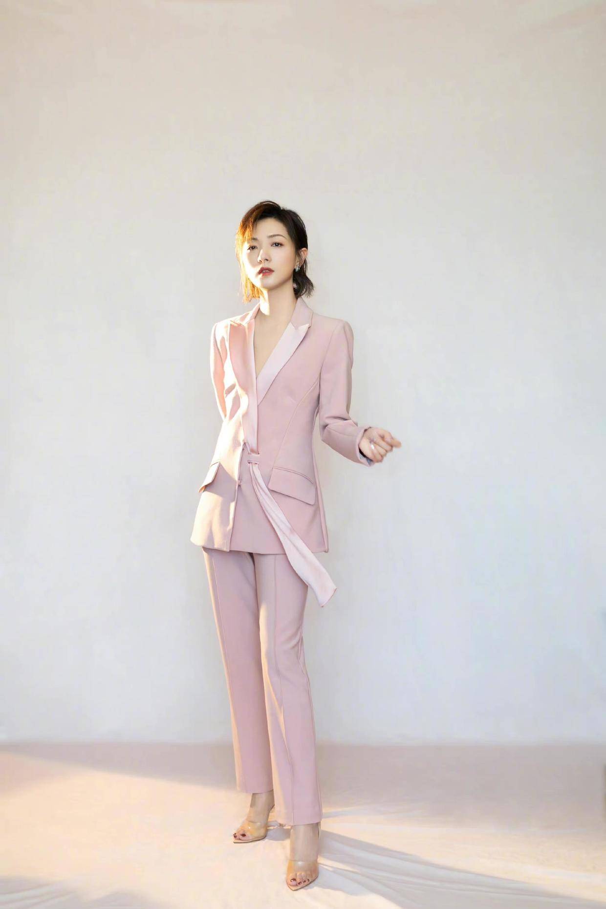 一身|蒋欣终于穿对了，一身白色西服套装知性干练，气场全开真惹眼