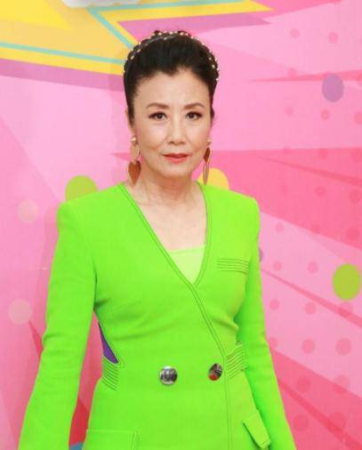颜色|汪明荃穿荧光绿西装亮相，奶奶辈年纪仍状态满分，不愧是TVB一姐