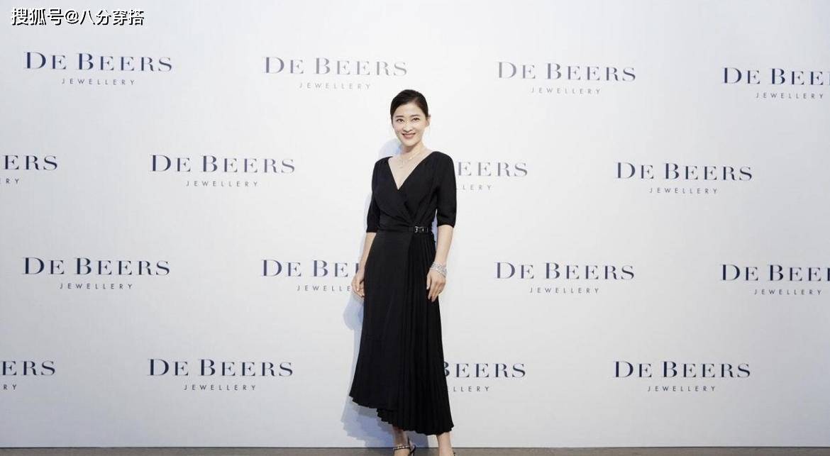 黑色|梅婷可真会扮嫩，穿印花T恤配牛仔裤随性优雅，打扮像个大学生