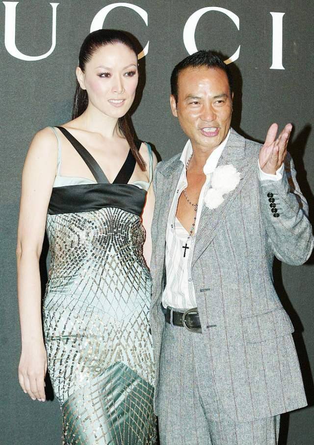 带着|任达华的妻子不愧是模特,不仅身高有优势,衣品也带着奢侈感