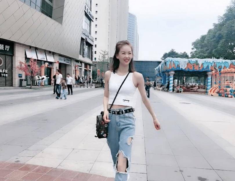 杨家玉|“田径女神”杨家玉私下很会穿,背心配破洞裤,身材比明星还优越