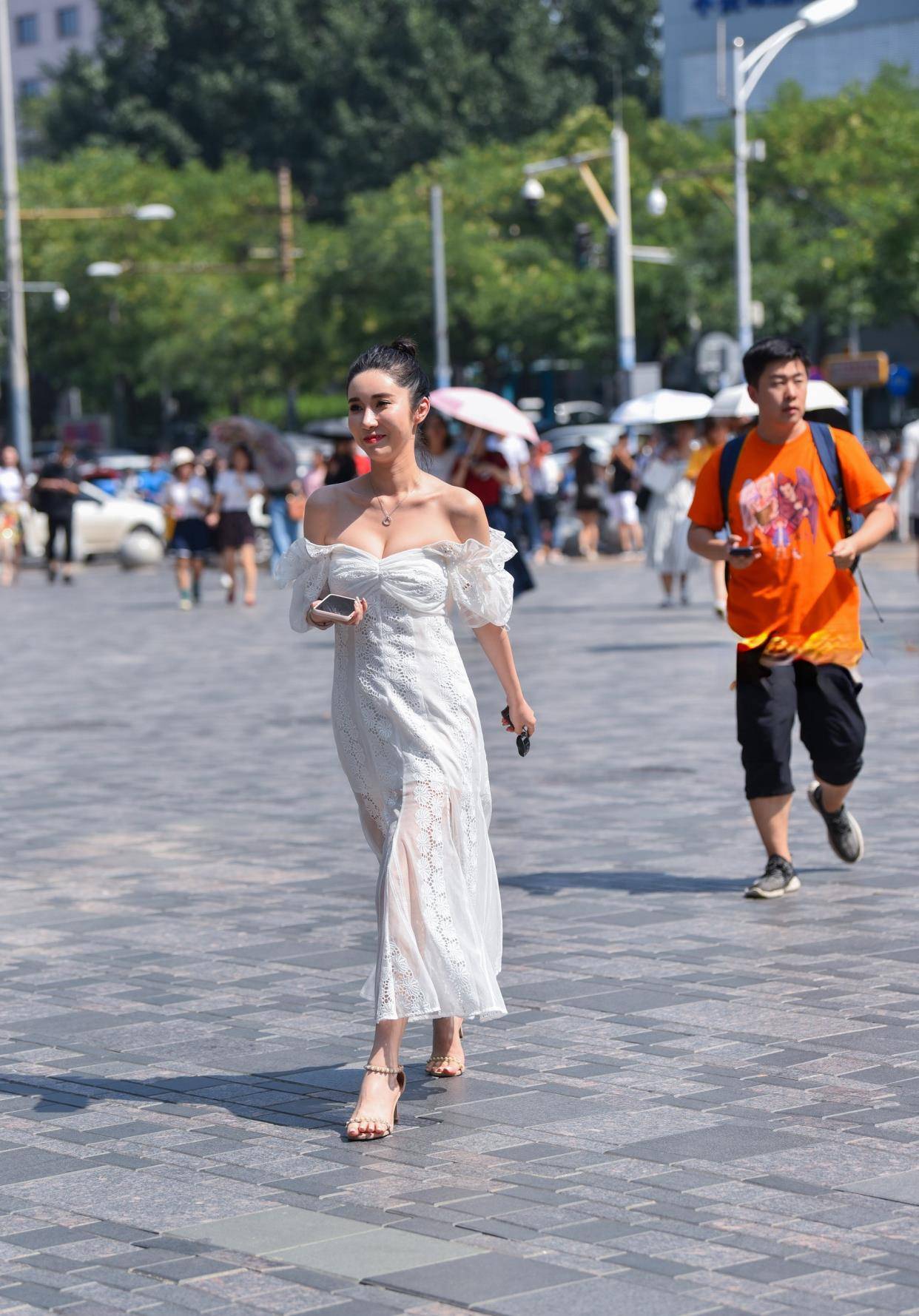 个性|这样配着打底裤，青春又个性，时尚穿搭更显魅力