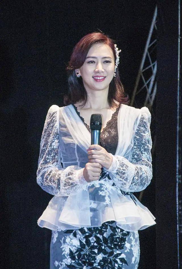 线条美|翁虹不愧是“阿姨辈”的翘楚，年龄越大越显女人味，身材真丰腴