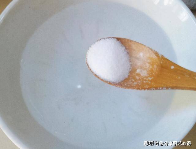 下锅|炸馒头片，别裹鸡蛋液了，教你1招技巧，馒头片外酥里嫩，不吸油