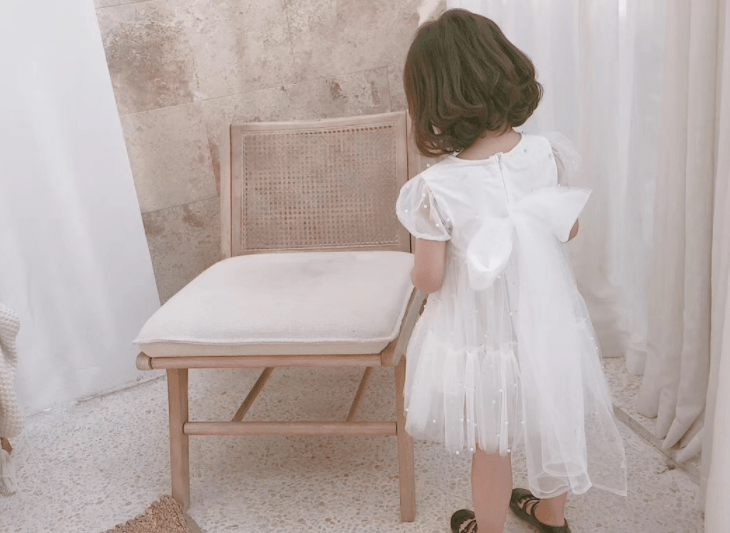 状况|尚且幼稚的女宝，纷纷爱上“奶辣风”装扮？背后是家长在推波助澜