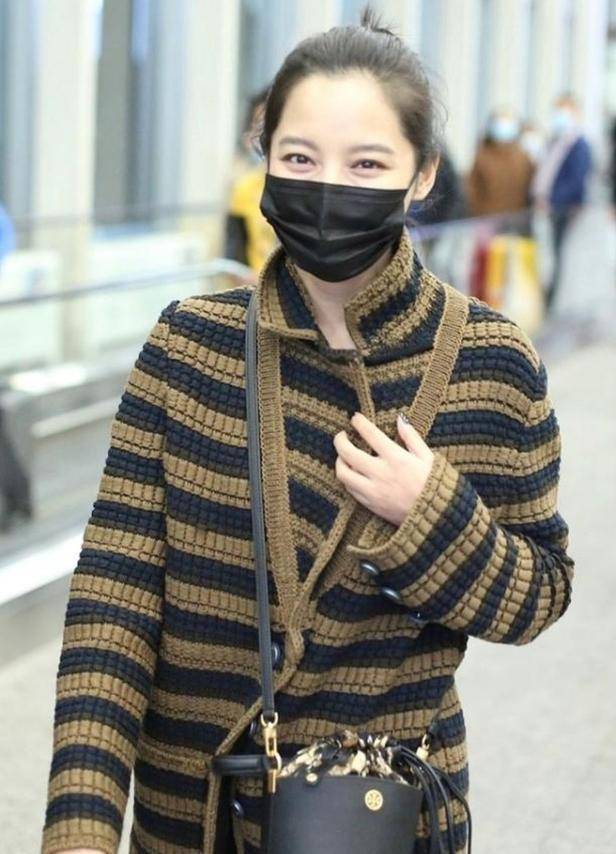 身材|辛芷蕾是得罪造型师了吗?土味针织外套配老气盘发,看着老了许多