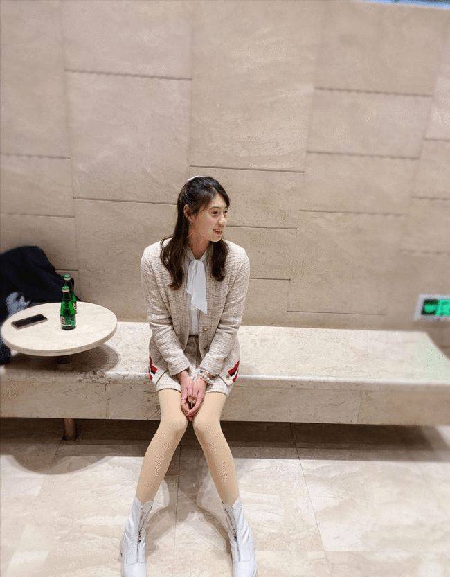 进行|张雨霏穿小香风套裙秀美腿 比冠军光环还耀眼