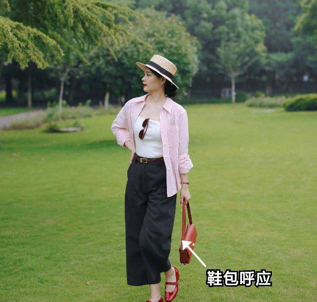 服装|中年女人最爱的黑白配，再加入一点“亮色”，就会高级得令人神往