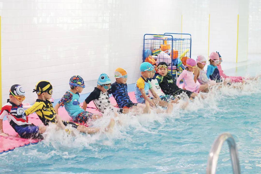 在游泳课程汇报变身自由快乐的小青蛙