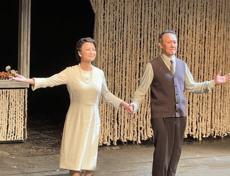 史兰芽身上的这件小白裙从版型上和设计上看起来都非常的简洁大方