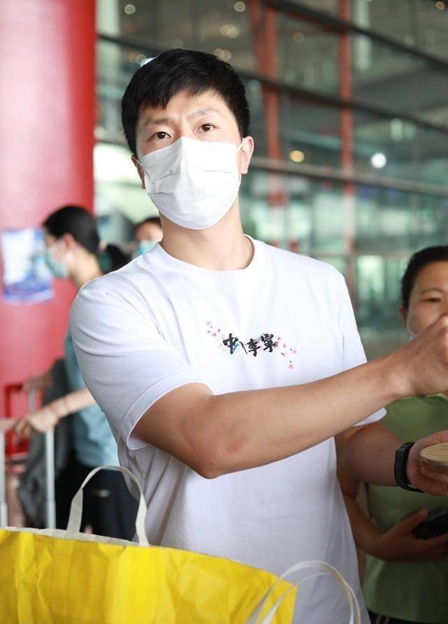 一身|马龙不愧是乒乓球队的一把手，日常穿搭挺帅，短袖藏不住一身肌肉