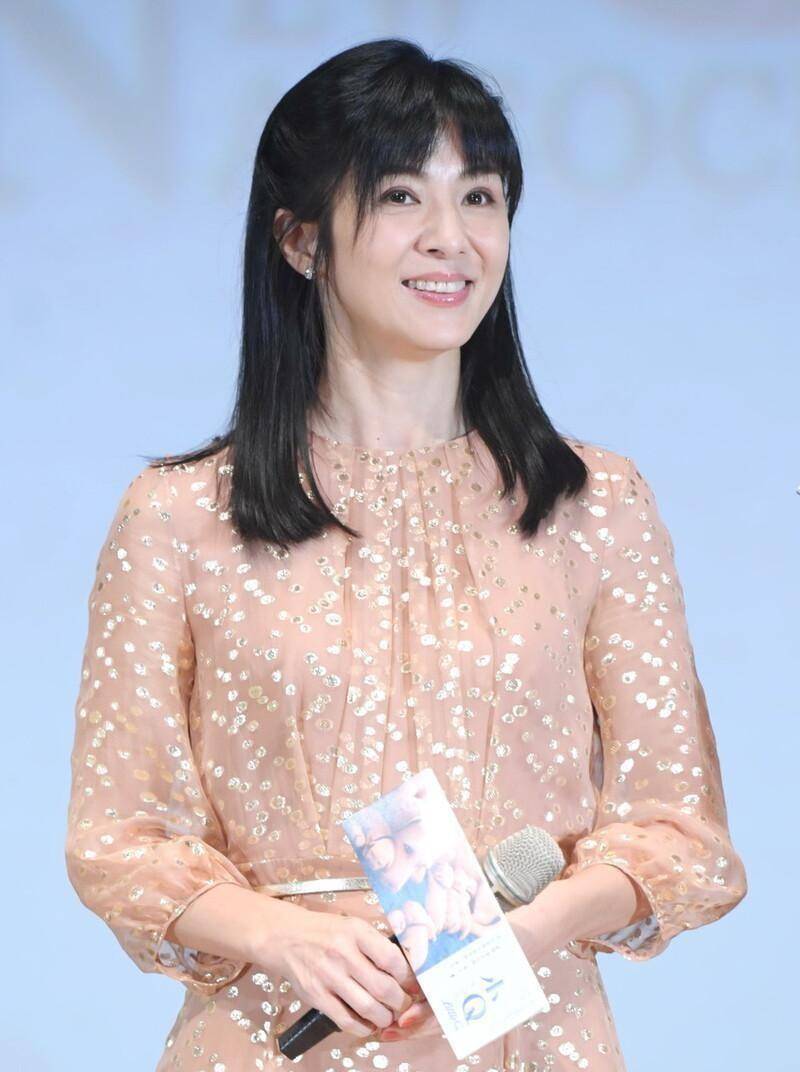 形式|杨采妮不减当年风采，奔五的年纪穿“少女裙”，看着不输小姑娘