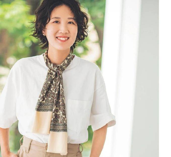 样式|讲真,四五十岁的女人可以赶时髦,但要学会选款,适合自己才好看