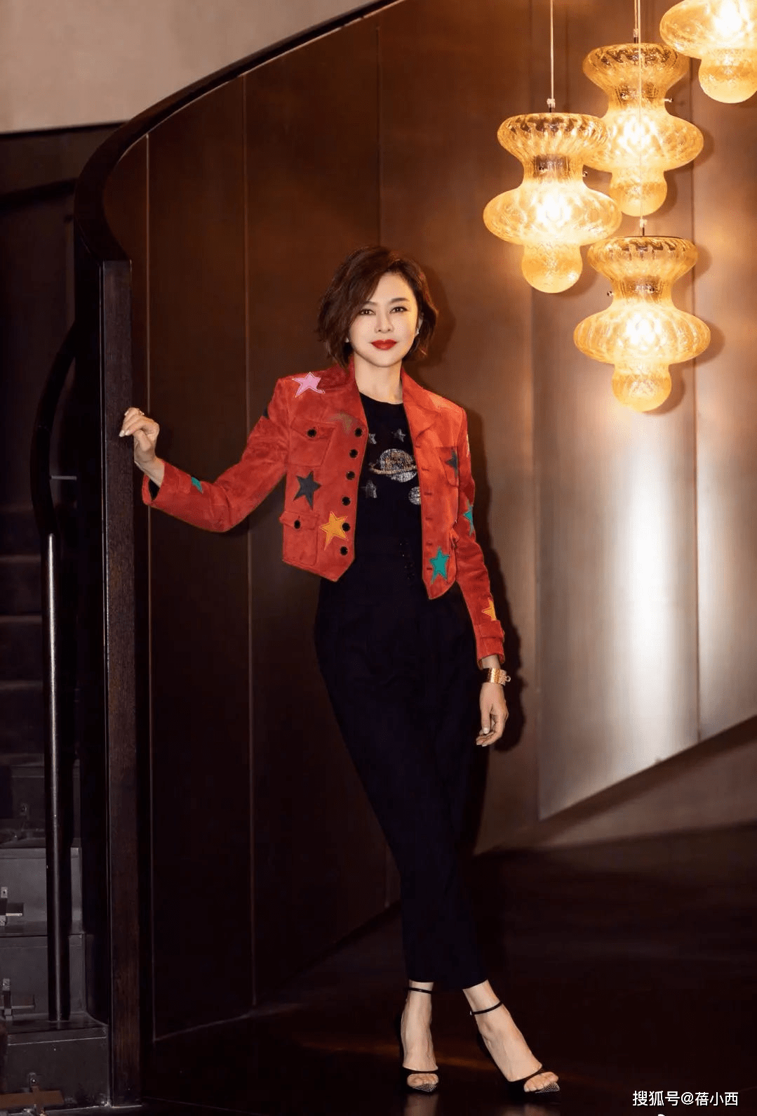 设计|关之琳烫了波波头真减龄，穿挂脖豹纹连衣裙气质惊艳，越老越耐看