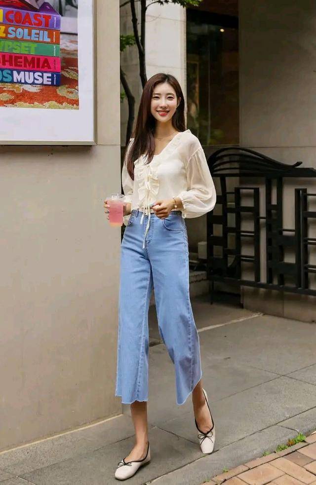 魅力|米杏色雪纺衫搭配七分休闲牛仔阔腿裤，尽显女性风韵和魅力