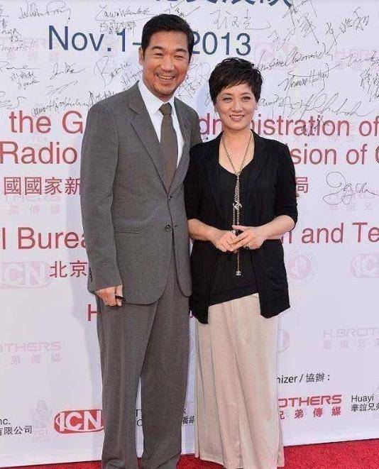 黑色|张国立携邓婕出席活动，两人都年过六旬，却还一头乌发容光焕发