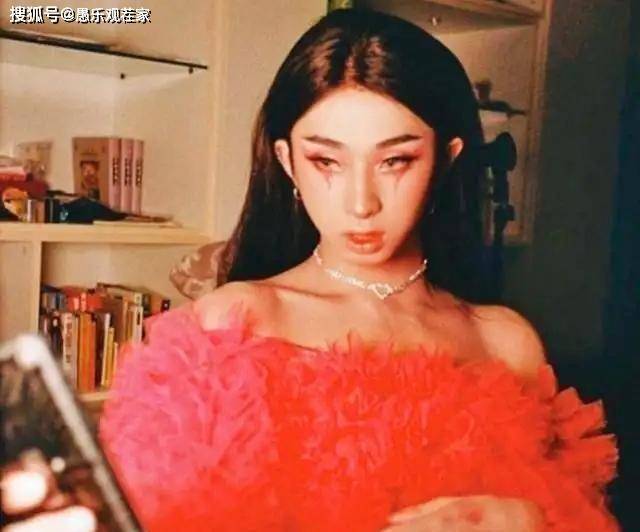 仙女|伊能静儿子再晒女装照，粉色纱裙妆容妖艳夸张，被赞“小仙女”