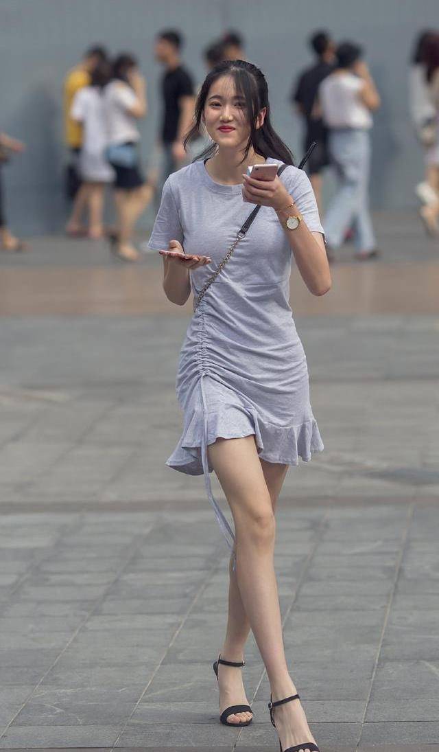 吊带|美女俏皮吊带牛仔，看起来配得很好