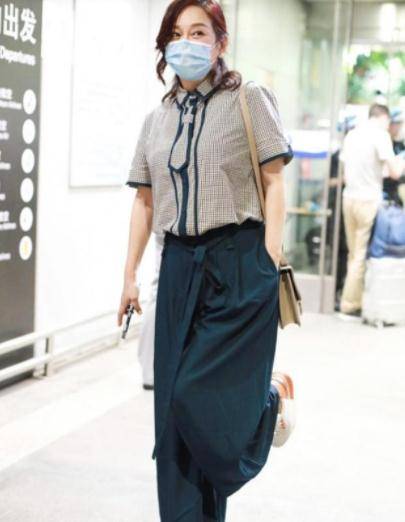 视觉|陈松伶人到中年反而变瘦，穿短裙秀出“筷子腿”，让多少女生羡慕